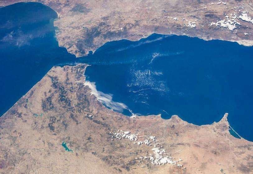 ما أهمية المضائق البحرية في التجارة العالمية؟