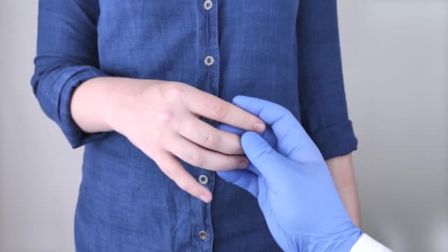 اختراع قفاز مذهل لمساعدة مرضى باركنسون