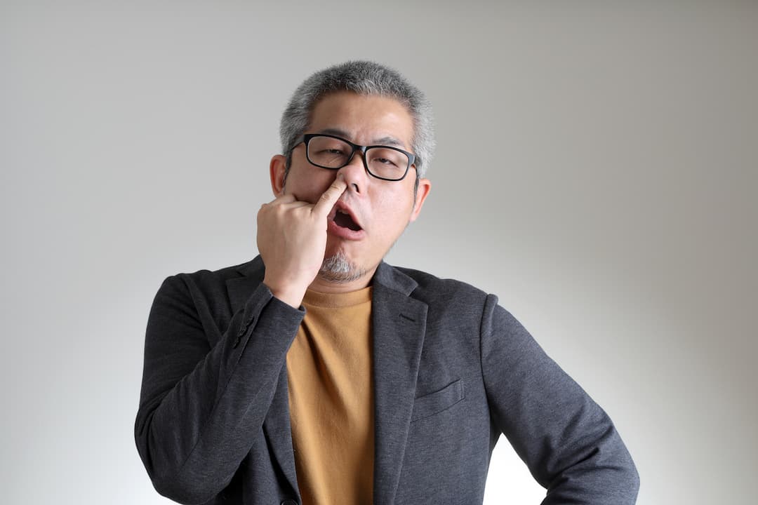 علاقة مفاجأة بين نقر الأنف وألزهايمر