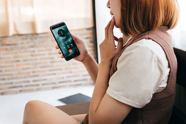 كيف تمنع هاتفك الذكي من الاستماع إلى ما تقوله؟