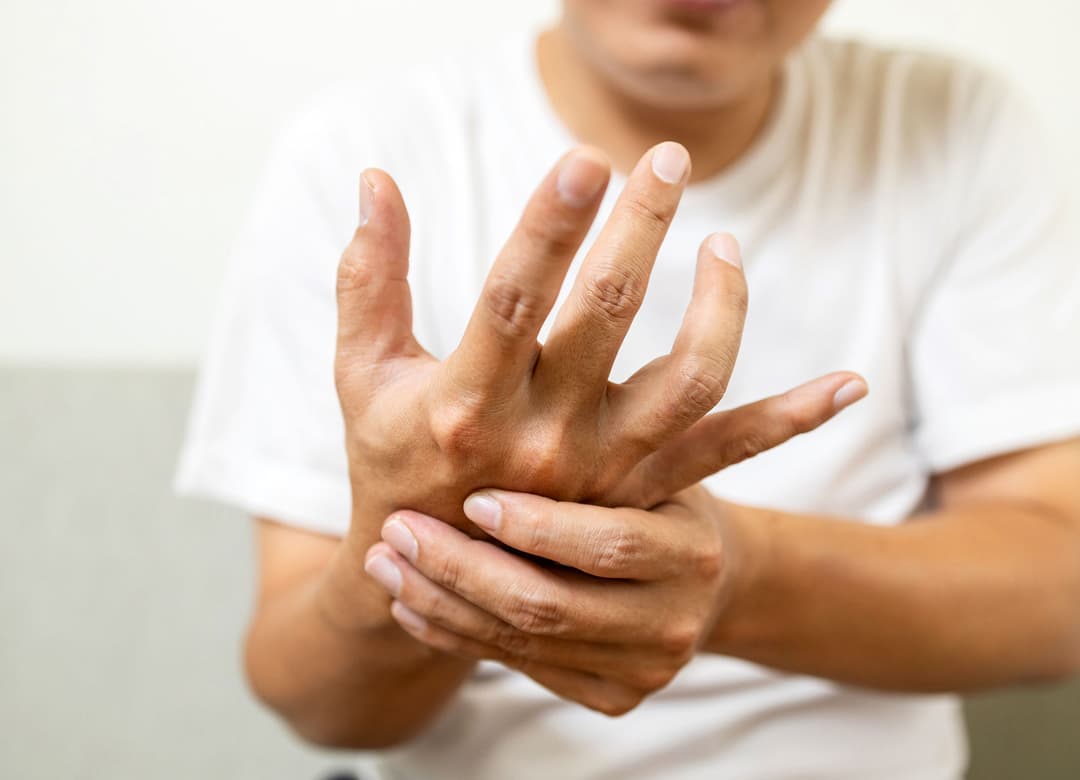 مرض باركنسون المبكر: الأسباب والأعراض والتشخيص والعلاج