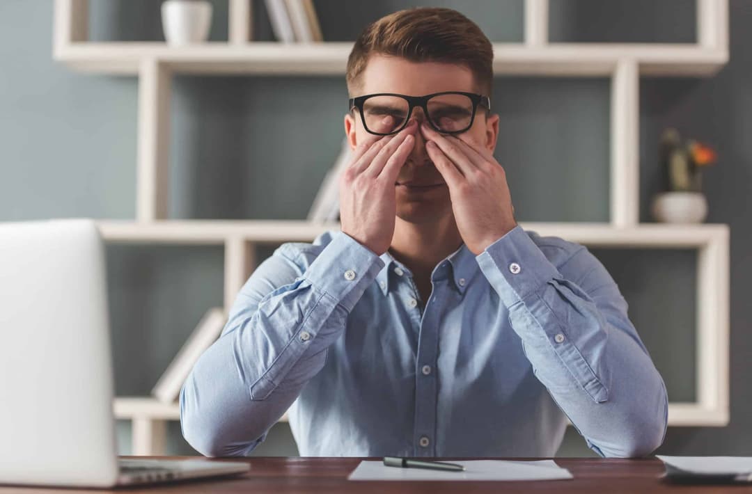 لماذا يفرك الأطفال أعينهم عندما يكونون متعبين؟