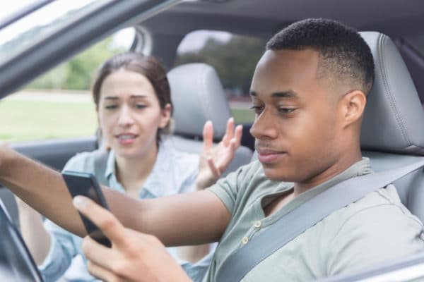 حتى دون استخدام اليدين، تسبب الهواتف تشتيتًا خطيرًا لانتباه السائقين