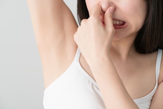 كيف تؤثر 7 أطعمة مختلفة في رائحة الجسم؟