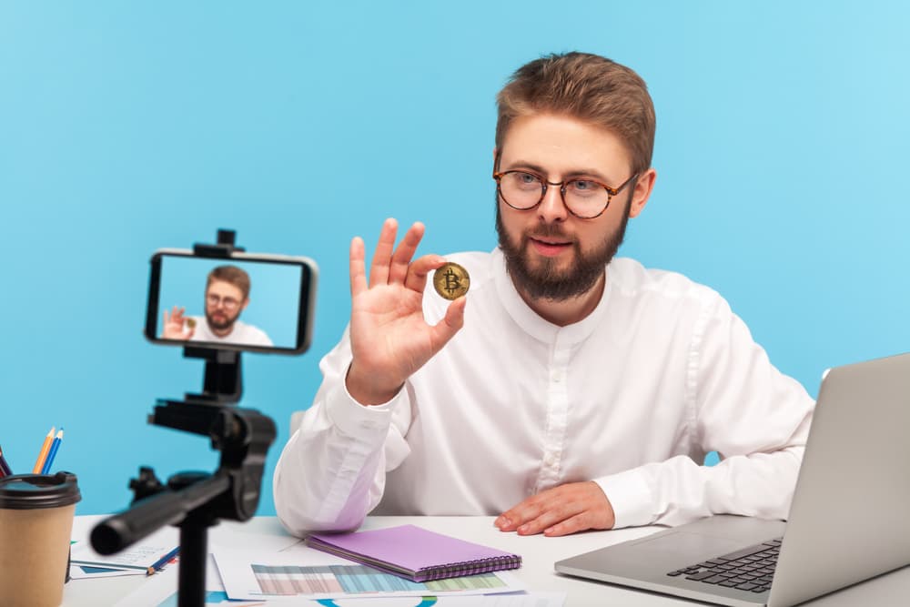 إذا كنت تحصل على النصائح المالية عبر وسائل التواصل الاجتماعي، احترس من المعلومات المضللة