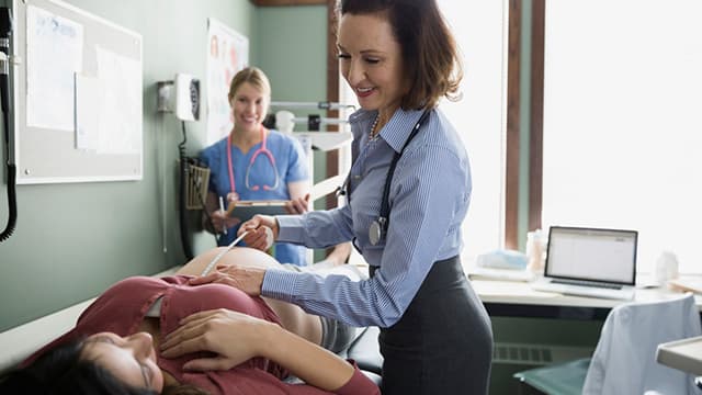 تقدّم الطبيبات نتائج أفضل للمرضى، وخاصةً للنساء
