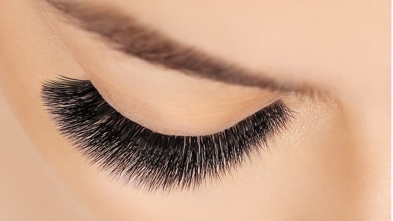 يحذر الخبراء أن وصلات الرموش قد تكون خطرة جدًا