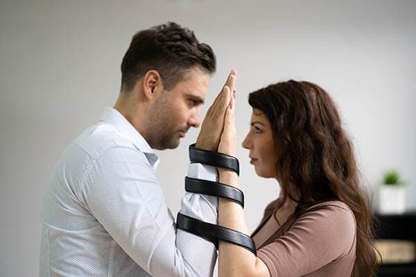 كيف تتوقف عن التعلق العاطفي المرضي؟