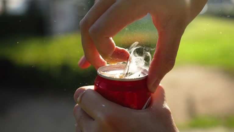 رج زجاجة مشروب غازي لا يزيد الضغط داخلها.. فلماذا تثور عند الفتح؟