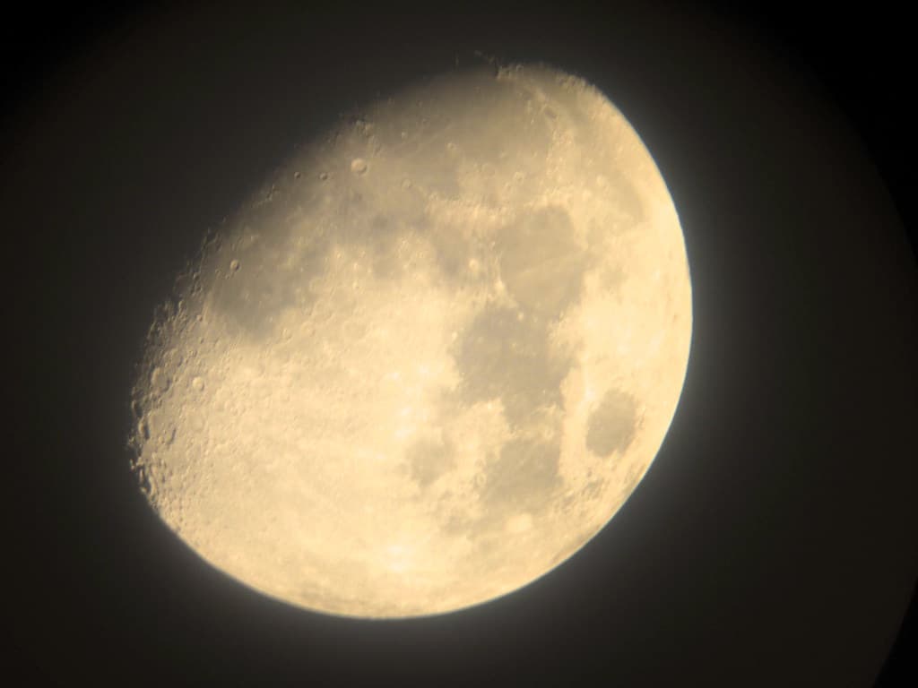 ما أصل القمر؟ دراسة جديدة تظن أن الأرض جذبته نحوها