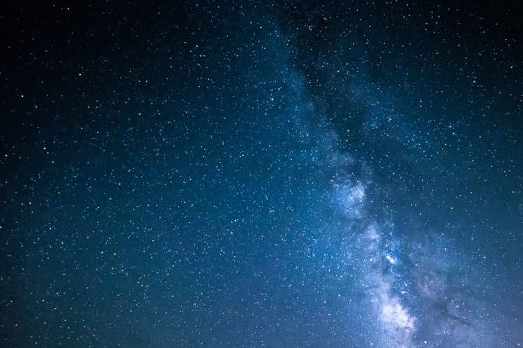 لأول مرة: علماء يرصدون جزيئات كربون معقدة في الفضاء البينجمي