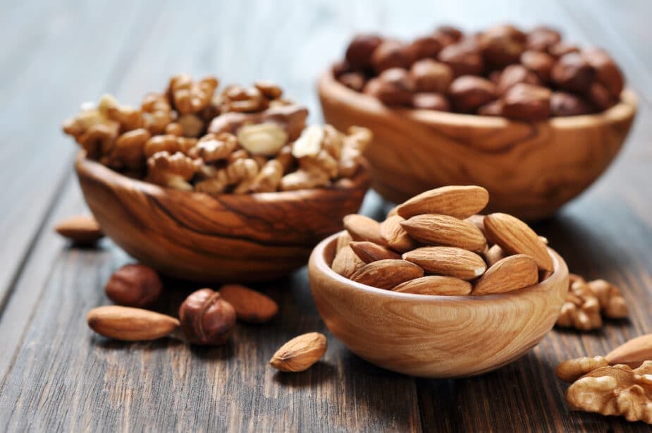 تناول المكسرات يقلل من خطر الإصابة بالخرف