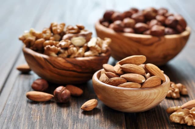 تناول المكسرات يقلل من خطر الإصابة بالخرف