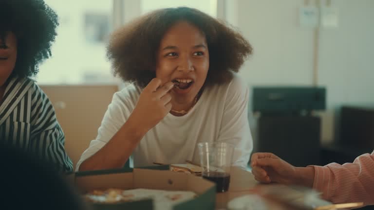 لا تستطيع التوقف عن المزاح؟ قد يكون السبب حالة عصبية نادرة!