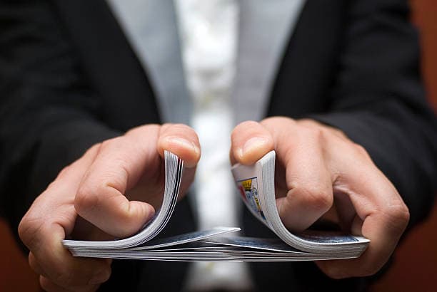 أفضل طريقة لخلط ورق اللعب بحسب الرياضيات