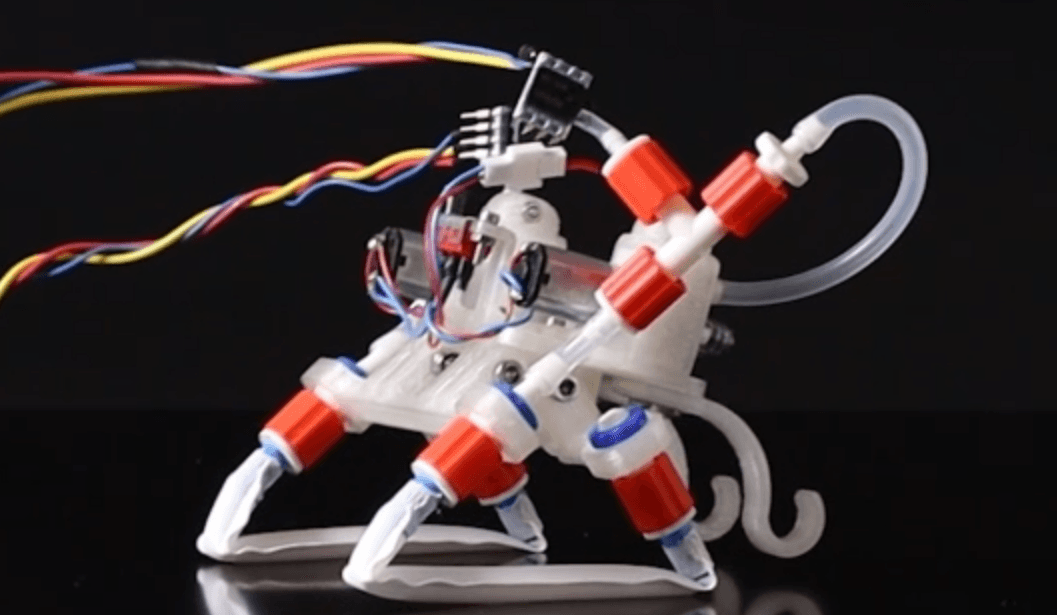 اختراع روبوت جديد يستطيع المشي والسباحة بمفرده دون مساعدة الحاسوب