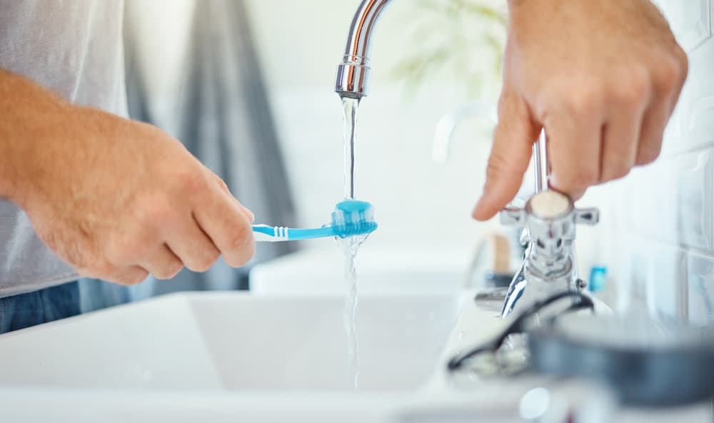 توقف عن شطف الأسنان بعد التفريش: مفاجأة يخبرك بها أطباء الأسنان!