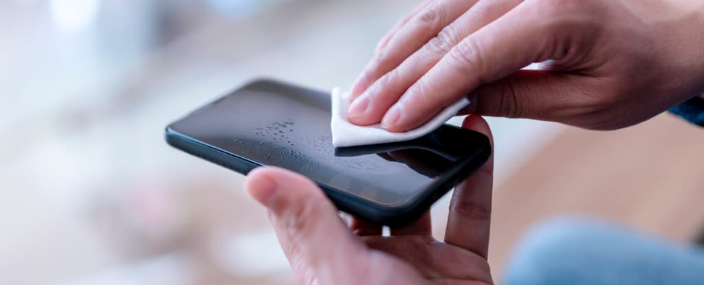 هاتفك المحمول مغطى بجميع أنواع الجراثيم.. فما الحل؟