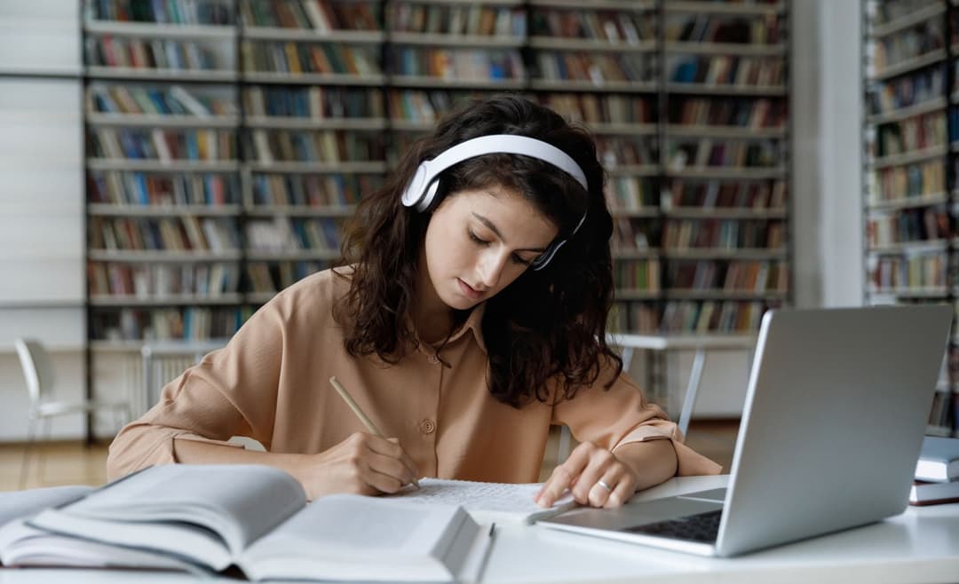 كيف تساعد قراءة المقالات العلمية في الحفاظ على شباب الذهن؟