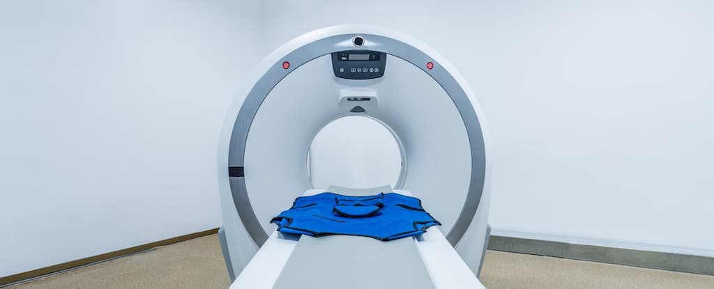 ما الرابط بين التصوير المقطعي المحوسب وخطر تصنيف الإصابة بالعيوب الخلقية؟