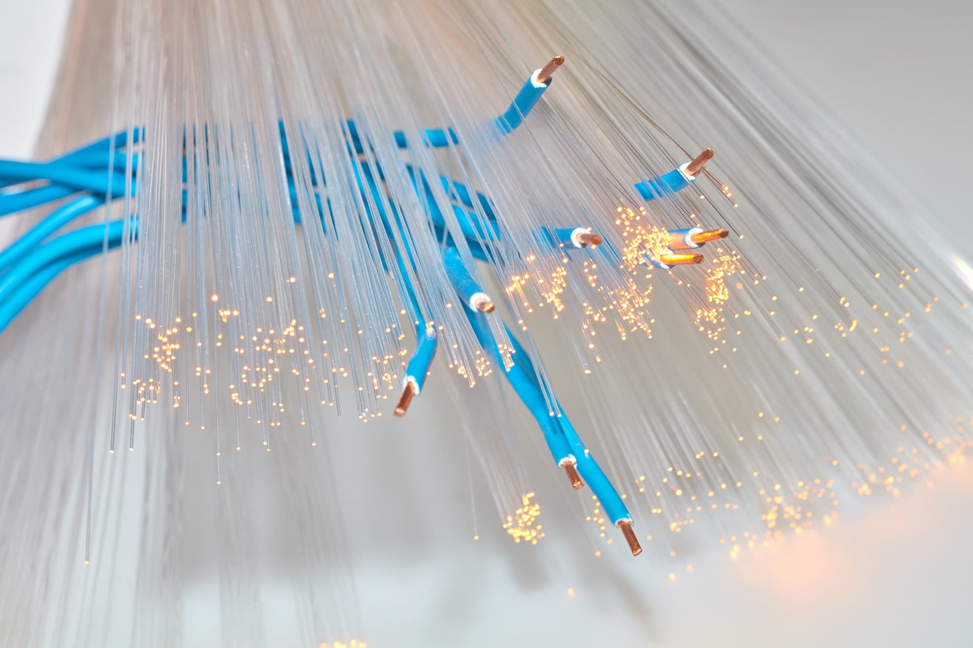 علماء يُحدثون طفرة في مجال الألياف الضوئية تعزز الاتصالات بعيدة المدى