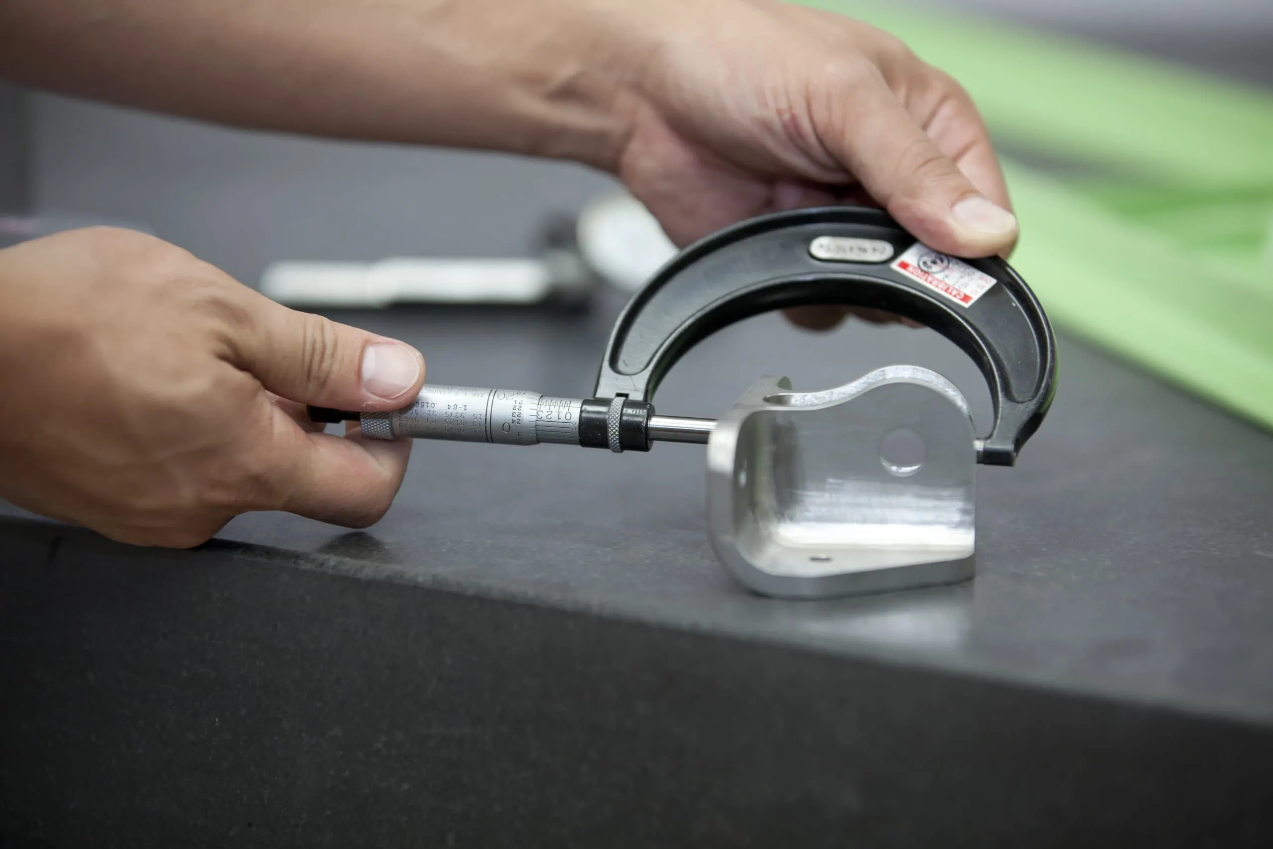 سبيكة معدنية جديدة تكسر القواعد الفيزيائية وتجمع بين القوة والمتانة الفائقة