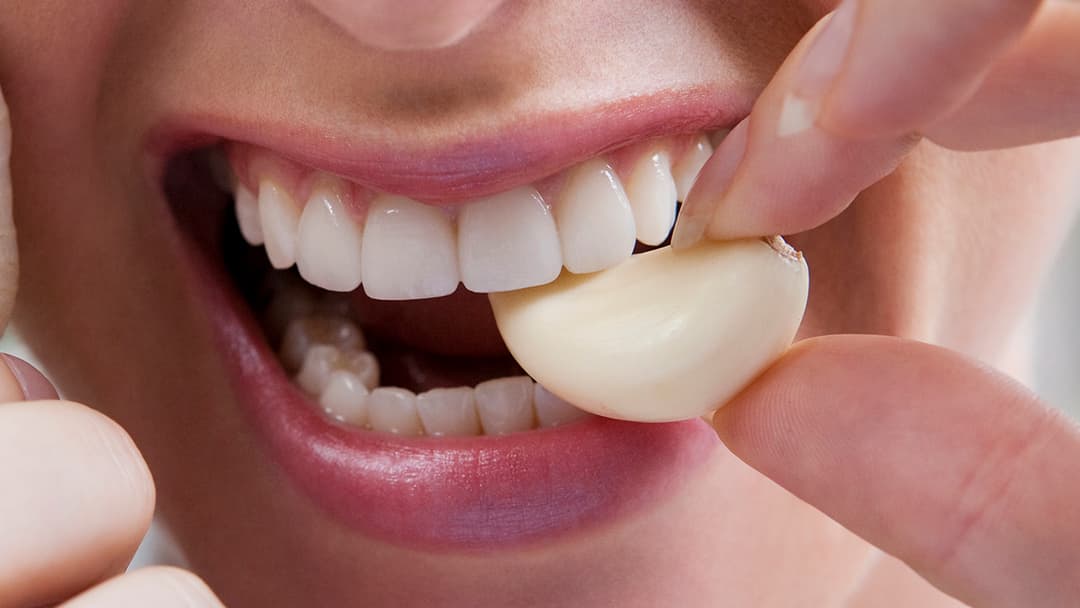 قد يصبح غسل الفم بالثوم المعيار الذهبي الجديد. إليكم السبب