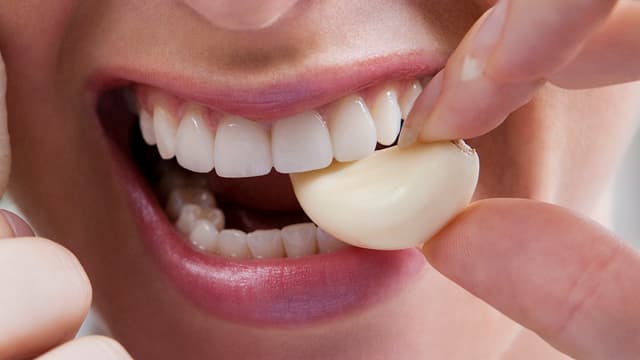 قد يصبح غسل الفم بالثوم المعيار الذهبي الجديد. إليكم السبب