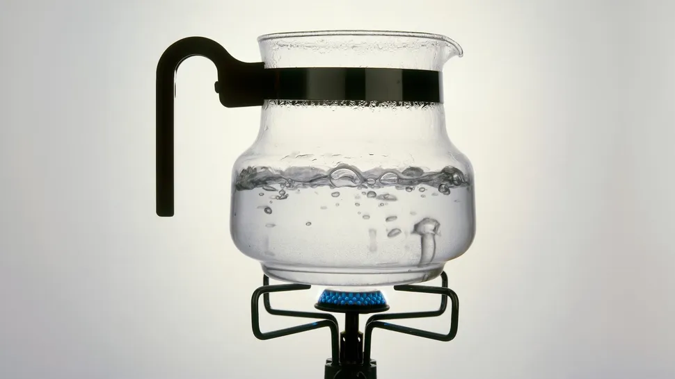 لماذا يؤدي غليان الماء إلى ظهور فقاعات بينما لا تظهر في الميكرويف؟