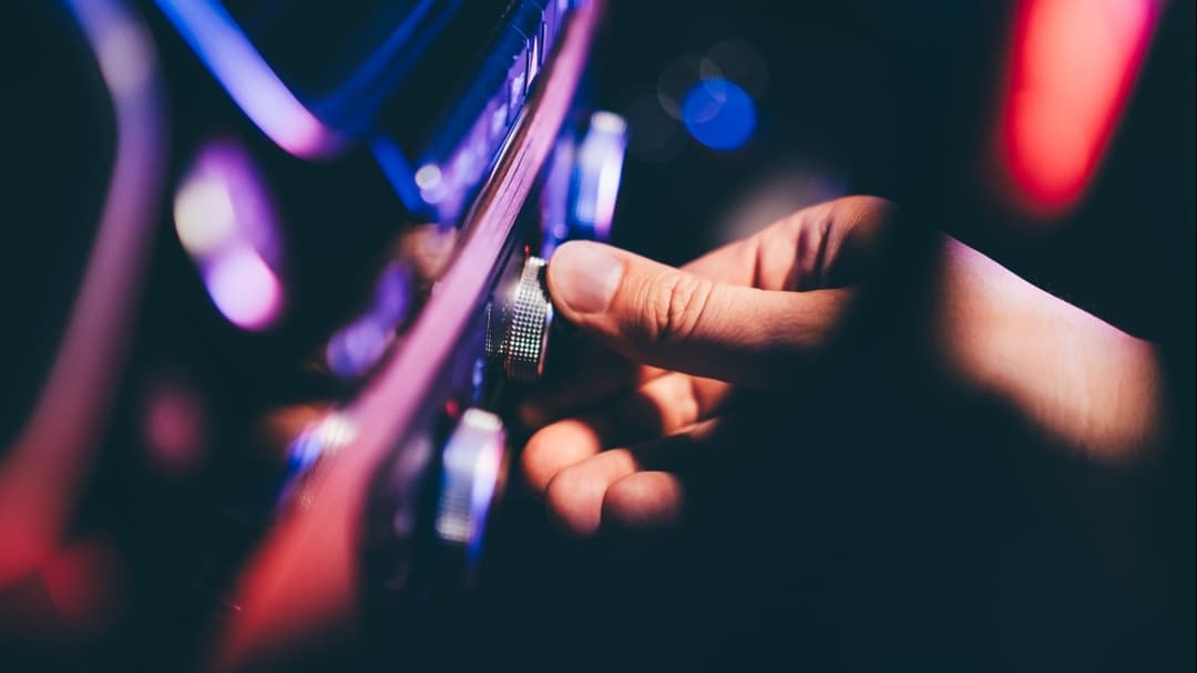 صناع السيارات مطالبون بإعادة أدوات التحكم التقليدية!