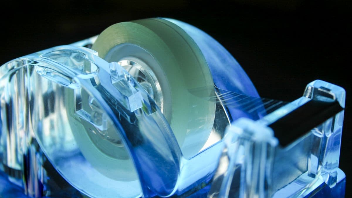 لماذا يصدر الشريط اللاصق صريرًا حادًا عند نزعه بسرعة؟