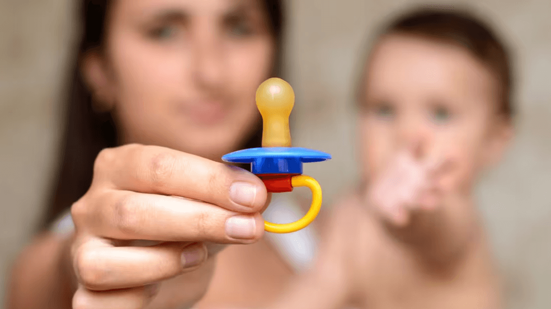 متى يجب أن يتوقف الطفل عن استخدام اللهاية؟