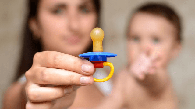 متى يجب أن يتوقف الطفل عن استخدام اللهاية؟