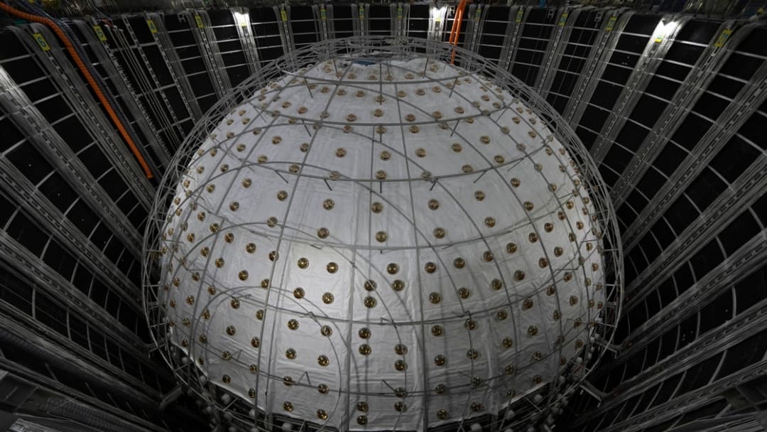 مرصد عملاق تحت الأرض يطلق أولى نتائجه الكبرى حول الجسيم الشبح!