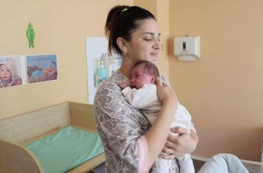 في حالة نادرة للغاية، ولدت سيدة توأمًا بفاصل 11 أسبوعًا بين الولادتين فاصل ثلاثة أشهر بين الولادتين الوالدة ليليا كونوفالوفا وطفليها