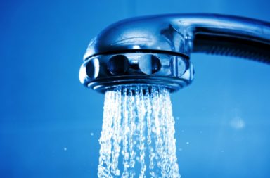 ما هي مزاعم فوائد الاستحمام بماء بارد ؟ هل لغمر الجسم في الماء البارد العديد من الفوائد الصحية الجسدية والعقلية كما يزعم البعض؟
