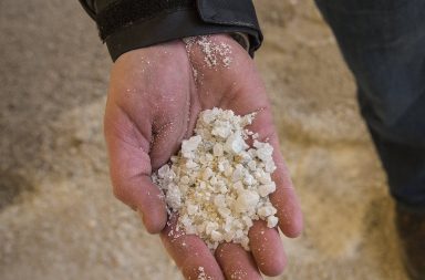 لماذا يستخدم الملح لإذابة الثلوج في الشتاء؟ ما هي آلية عمل هذا الملح وكيف يساعد على إذابة الجليد فوق الطرقات؟ مم يُصنع ملح الطريق؟