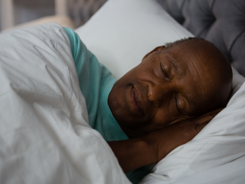هل تزيد قلة النوم في منتصف العمر خطر الإصابة بالخرف؟ - الحصول على قسط كافٍ من النوم يقلل خطر الإصابة بالخرف في مراحل لاحقة من العمر