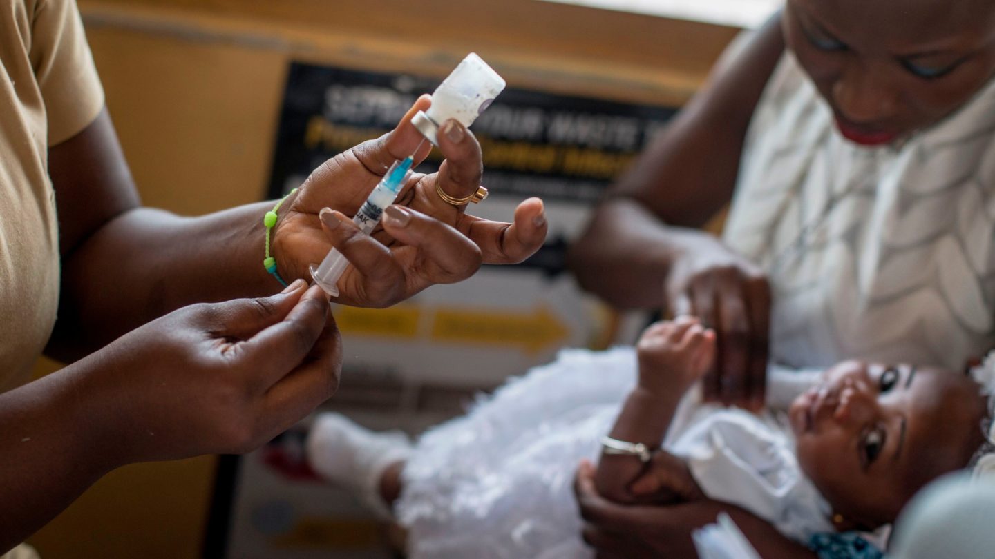 الموافقة على اللقاح الأول في العالم ضد مرض الملاريا المميت