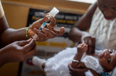 الموافقة على اللقاح الأول في العالم ضد مرض الملاريا المميت وما يُعد إنجازًا كبيرًا في الصراع الطويل ضد هذا المرض المميت! لقاح الملاريا