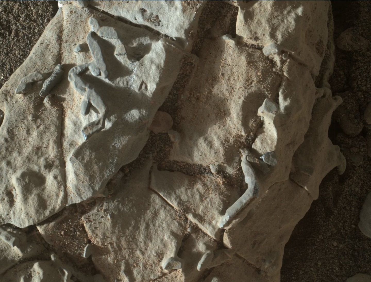 المركبة كيوريوسيتي ترصد أنابيب غريية على المريخ