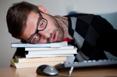 لماذا نشعر بالتعب دائمًا رغم حصولنا على عدد كافي من ساعات النوم الإحساس بالنعاس بعد الإستيقاظ من النوم الكافيين في الجسم الأدينوزين