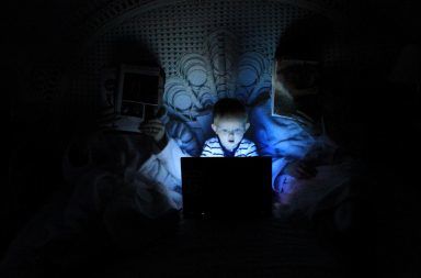 كيف يؤثر الضوء الأزرق على نومك وما هي الحلول هل يسبب ضوء الهاتف المحمول قلة النوم أضرار التعرض للضوء قبل النوم الإنارة الشديدة