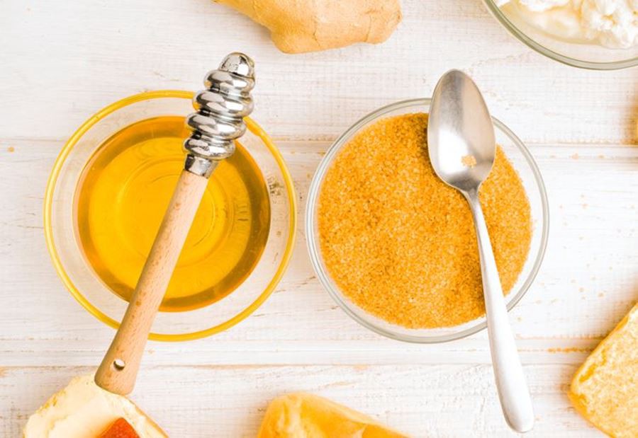 العسل أم السكر: أيهما أفضل للتحلية؟