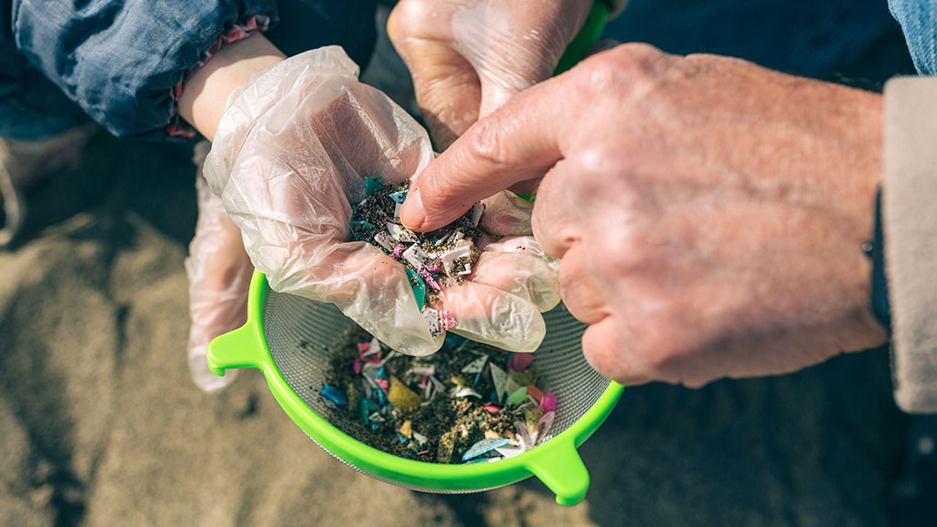 القمامة البلاستيكية قد تحمل ميكروبات خطيرة عبر الأنهار