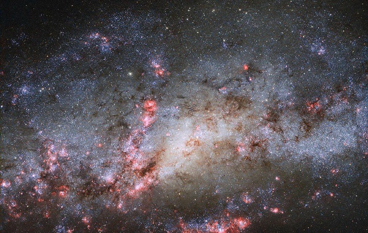تصوير نواة مزدوجة نادرة جدًا في مجرة قريبة