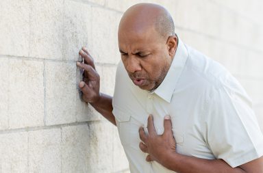 قد تسبب النوبة القلبية الهلع، ما يزيد الموقف إرباكًا، وفي حال اشتباه الشخص بإصابته بنوبة قلبية فعليه طلب الإسعاف فورًا. الفرق بين نوبة الهلع والنوبة القلبية