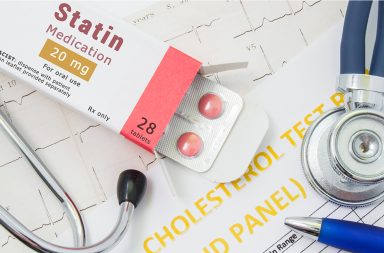 تعد الأدوية خافضة الكوليسترول الأكثر وصفًا في أمريكا، إذ يتناولها أكثر من 40 مليون شخص. ما كيفية تأثير الستاتينات في الأوعية الدموية؟