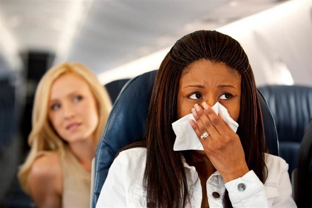 إذا صعد مريض على الطائرة فهل ينقل العدوى لبقية المسافرين؟
