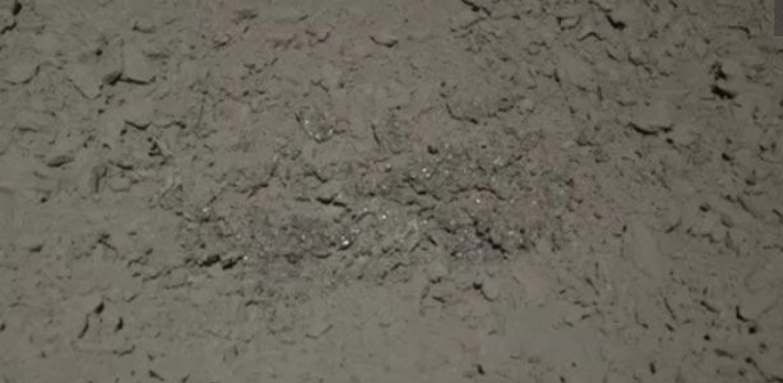 التقطت المركبة الجوالة الصينية يوتو- 2 هذه الصورة للمادة الشبيهة بالزجاج من حافة فوهة قمرية صغيرة